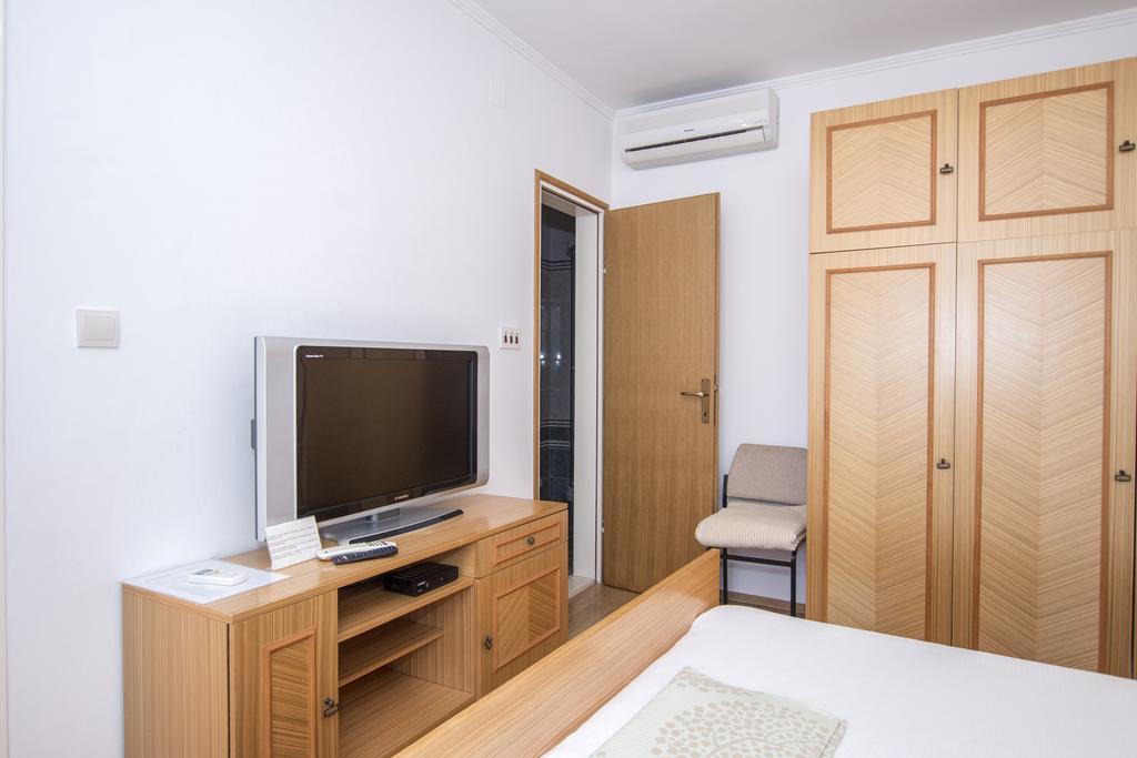 Radovcic Apartments And Rooms 트르스테노 외부 사진